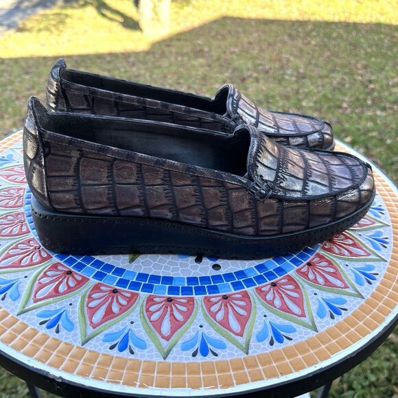 Stuart Weitzman Parker Lift Women's Sz 8.5 M Gray Metallic Croc Embossed Loafer - Picture 3 of 9